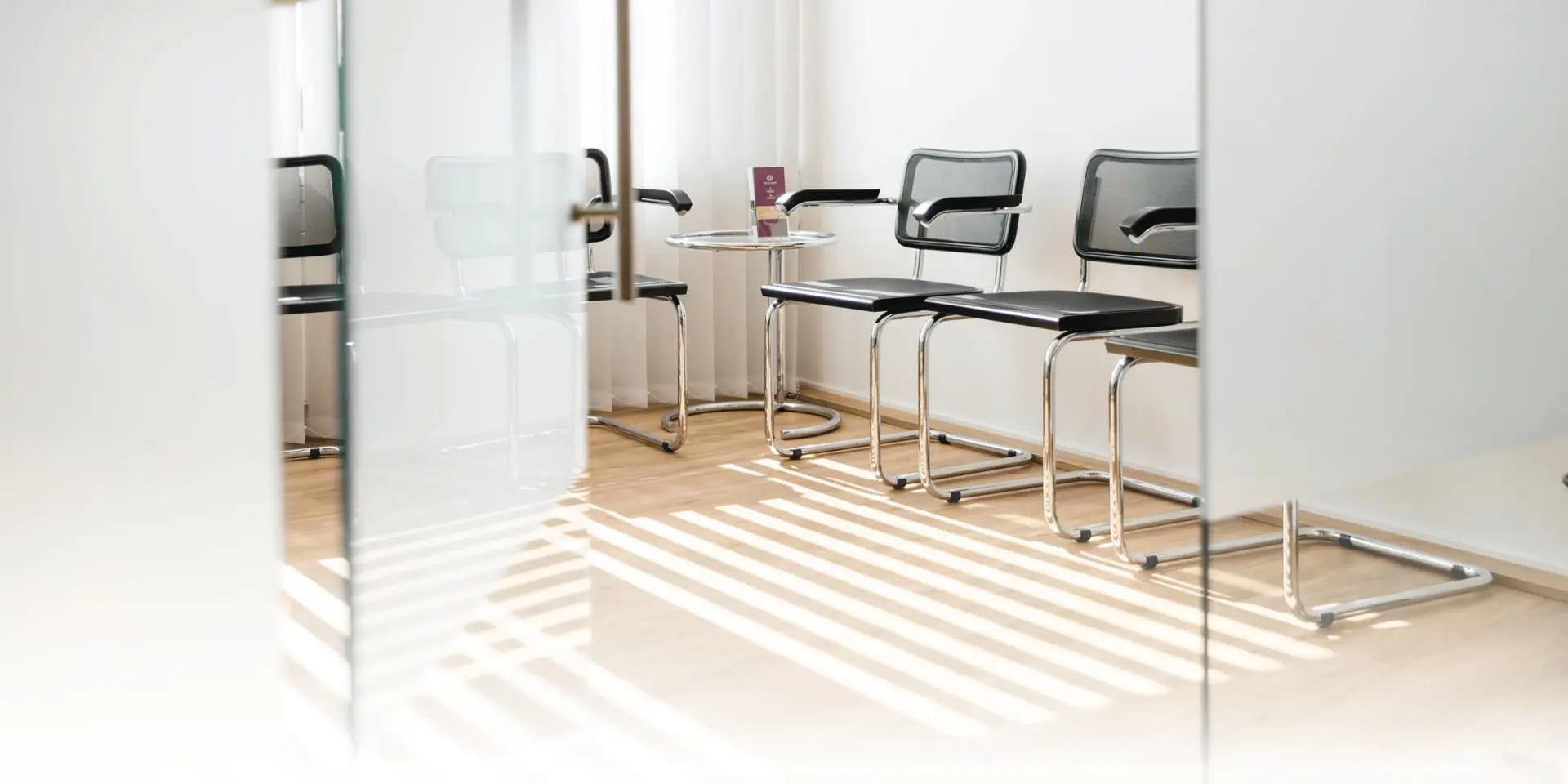 Modernes Wartezimmer mit Stühlen