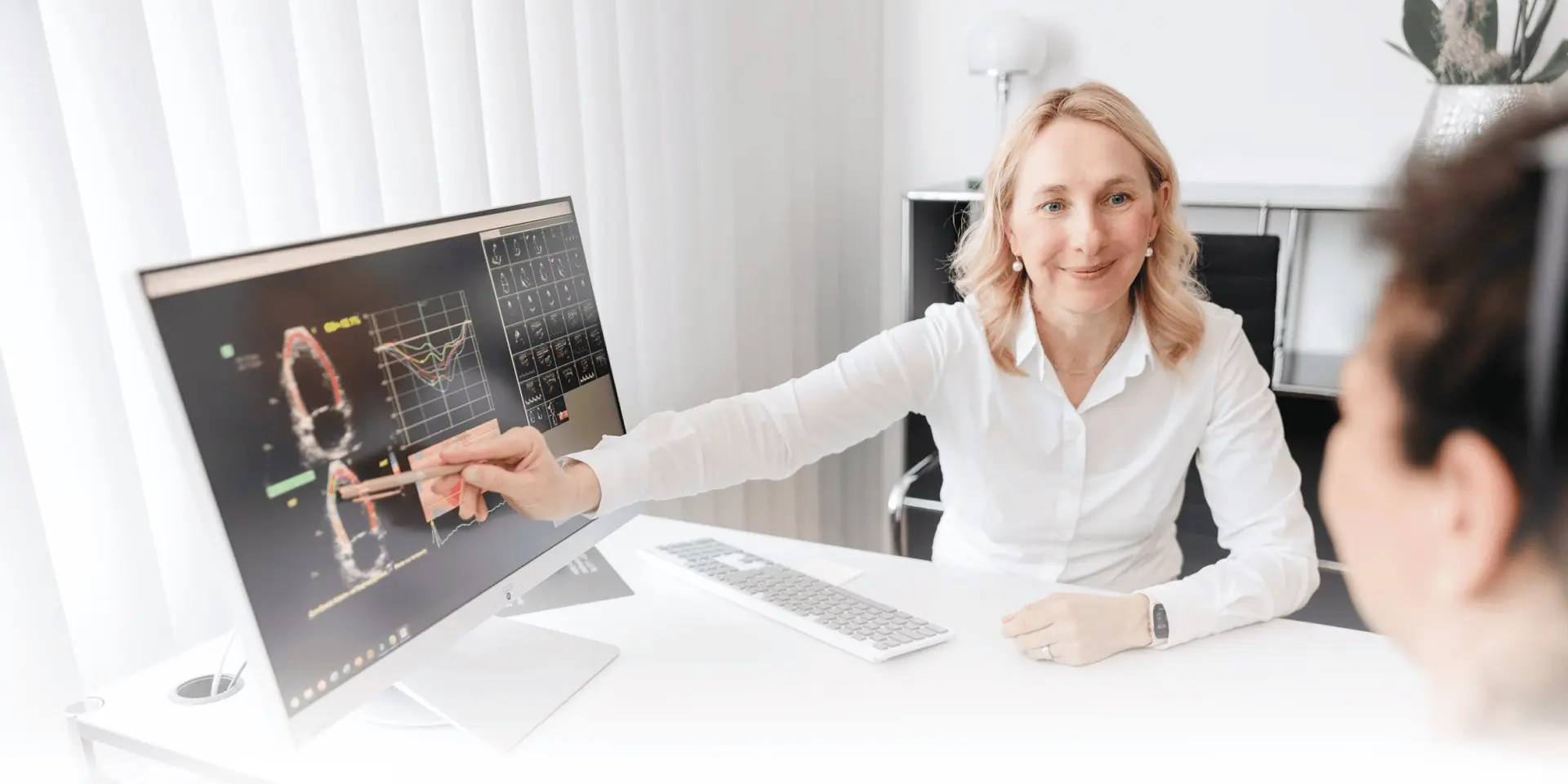 Dr. Vaida Tekesin im Patientengespräch
